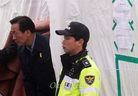 정몽준 새누리당 서울시장 후보가 14일 오후 전남 진도군 팽목항 세월호 침몰사고 실종자 가족들이 머물고 있는 천막을 찾아 가족을 만난 뒤 자리를 나서고 있다.