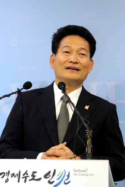 송영길 인천시장은 14일 인천시장 재선에 도전한다고 밝혔다. 그는 300만 인천시민의 힘을 모아 ‘경제수도 인천’을 완성해나가겠다고 포부를 밝혔다.