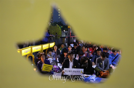 스승의 날을 하루 앞둔 5월 14일 저녁 서울 청계광장에 모인 서울지역 전교조 교사들이 세월호 참사 희생자들을 추모하며 박근혜 정부의 책임을 물었다. 