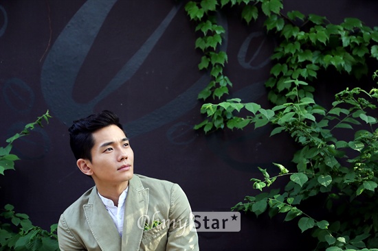  영화 <인간중독>에서 경우진 역의 배우 온주완이 13일 오후 서울 논현동의 한 카페에서 인터뷰에 앞서 포즈를 취하고 있다. 