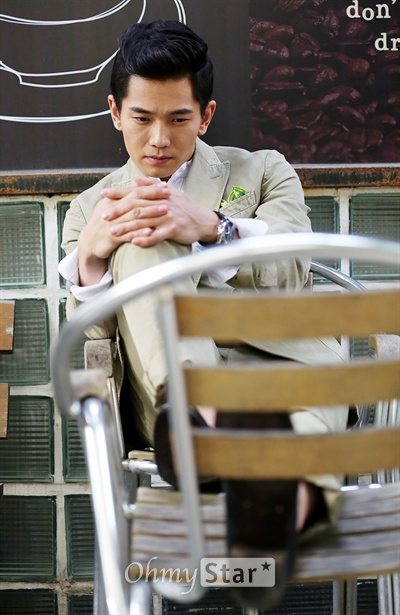  영화 <인간중독>에서 경우진 역의 배우 온주완이 13일 오후 서울 논현동의 한 카페에서 인터뷰에 앞서 포즈를 취하고 있다.