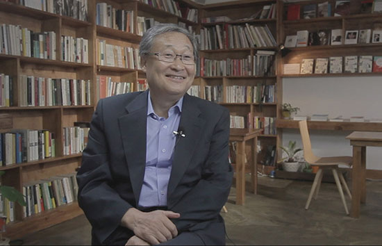  영화 <슬기로운 해법>의 한 장면. 한국 언론 현실에 대해 이야기하는 정연주 전 KBS 사장