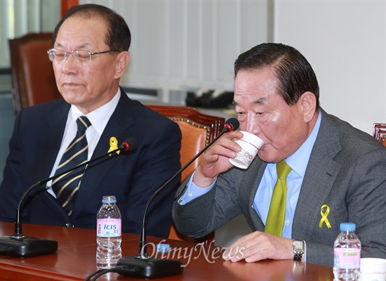 6.4지방선거를 20일 앞둔 15일 오전 국회에서 열린 새누리당 제1차 중앙선거대책위원회 회의에서 김무성 공동선대위원장이 물을 마시고 있다.