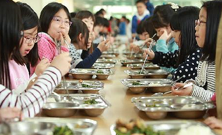  급식을 먹고 있는 모습. 서울특별시 홈페이지 화면 캡처. 