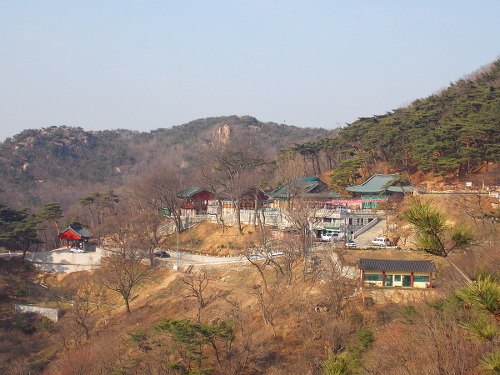 산 정상 능선 부근에 자리잡고 있는 삼막사는 사방이 트여있는 형세다. 그래서 좋은 기운을 품고 있는 것 같다. 사진은 올해 3월 달에 촬영한 것이다.  