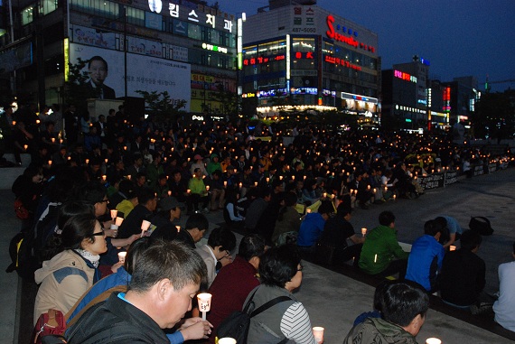  스승의 날인 15일 안산문화광장에서 열린 교사촛불에 참석한 교사와 시민들이 촛불을 밝히고 있다. 