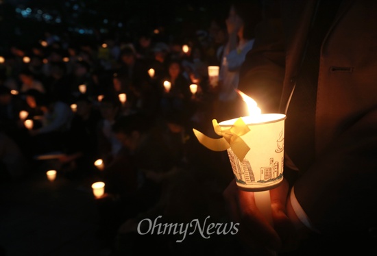 2014년 5월 15일 오후 서울 청계광장 부근에서 '세월호 희생자 추모와 진실 규명 촉구 기도회'가 열리고 있다.