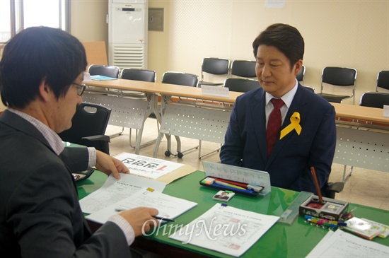 권영진 새누리당 대구시장 후보가 15일 오전 대구시선관위에서 후보등록을 하고 있다.