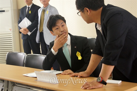 송영우 통합진보당 후보가 15일 오전 대구시선관위에서 후보등록을 하기 위해 기다리고 있다.