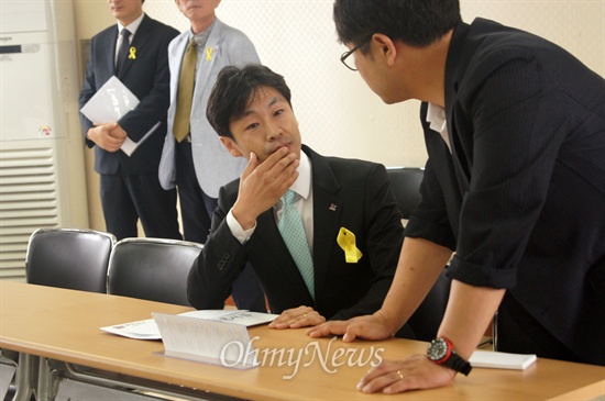  송영우 통합진보당 후보가 15일 오전 대구시선관위에서 후보등록을 하기 위해 기다리고 있다.