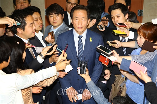정몽준 새누리당 서울시장 후보가 16일 오전 국회 정론관에서 열린 기자회견에서 발언을 하고 있다.
