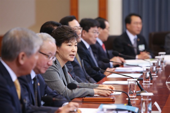 지난 9일 박근혜 대통령이 긴급민생대책회의를 주관하고 있는 모습