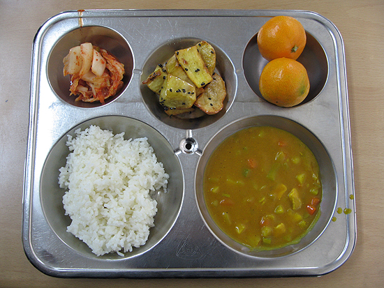서울 한 초등학교의 급식. 2009년 당시 자료사진. 
