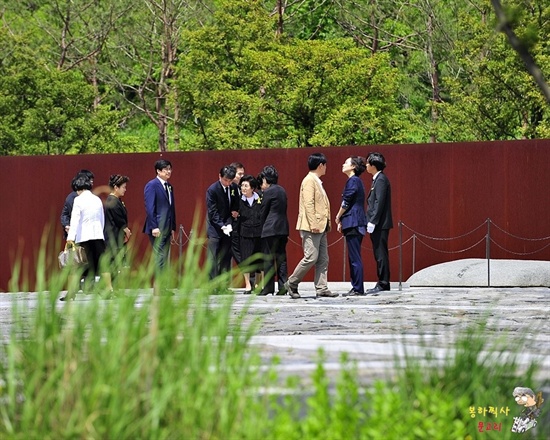  고 김대중 전 대통령 부인 이희호 김대중평화센터 이사장이 16일 오후 김해 봉하마을을 찾아 고 노무현 대통령 묘역을 참배했다(사진 제공-봉하찍사 문고리).