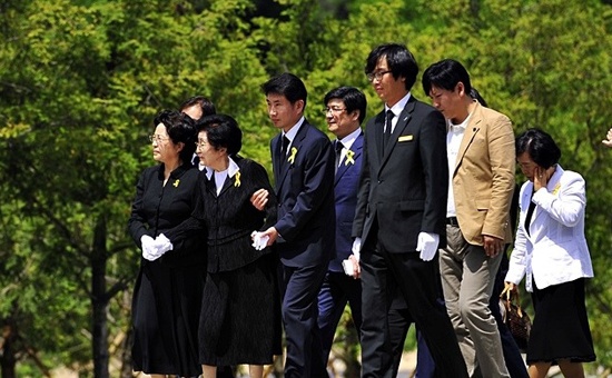  고 김대중 전 대통령 부인 이희호 김대중평화센터 이사장이 16일 오후 김해 봉하마을을 찾아 고 노무현 대통령 묘역을 참배했다(사진 제공-봉하찍사 문고리).