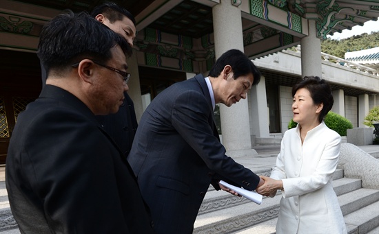 박근혜 대통령이 16일 오후 청와대에서 세월호 사고 가족 대책위원회 대표단 면담을 마친 뒤 참석자들을 배웅하며 위로하고 있다.