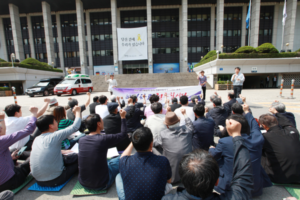 원로ㆍ해직 언론인들이 KBS 본관 앞에서 모여 현직 언론인들의 행동을 촉구하는 기자회견을 열고 있다