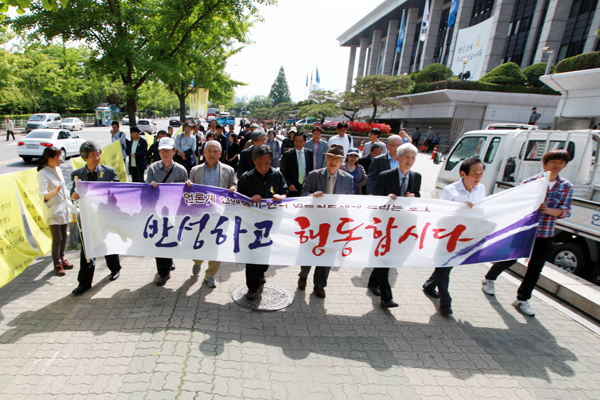 기자회견을 마친 후 원로ㆍ해직 언론인들이 거리 행진을 하고 있다.