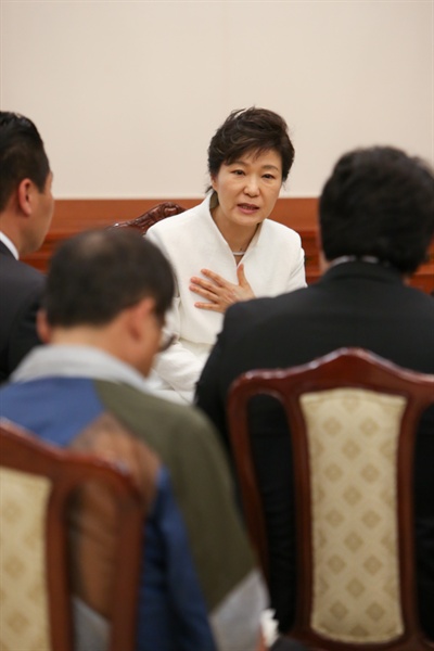 2014년 5월 16일 박근혜 대통령이 청와대에서 세월호 유족과 면담하고 있다.