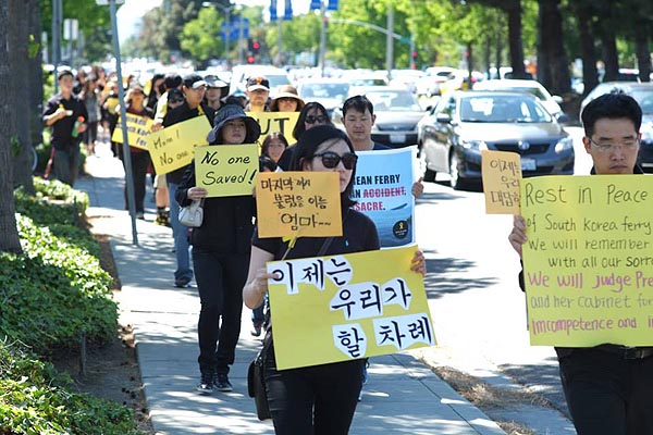 많은 교민들이 검은 옷에 노란 리본을 들고, 노란 피켓을 들고 행진하며 세월호 사건의 참상을 알리고 있다.