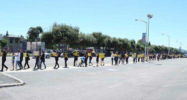 많은 교민들이 검은 옷에 노란 리본을 들고, 노란 피켓을 들고 행진하며 세월호 사건의 참상을 알리고 있다.