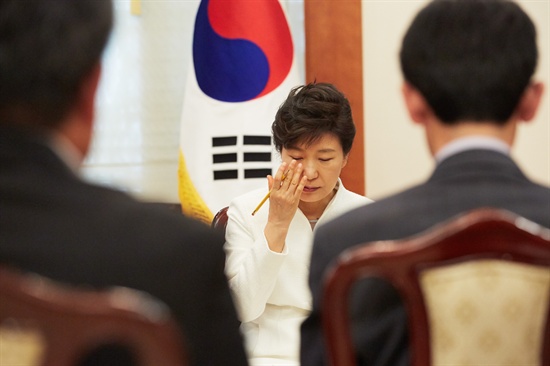 박근혜 대통령이 지난해 5월 16일 오후 세월호 참사 유가족 대표들을 청와대에서 만나 대화를 나누고 있다. 