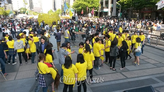 16일 오후 6시 서울 청계광장에서 세월호 침몰 사고 희생자를 추모하고, 진상규명과 책임자 처벌을 촉구하기 위한 범국민촛불행동이 열릴 예정인 가운데, 시민들이 속속 모여들고 있다. 