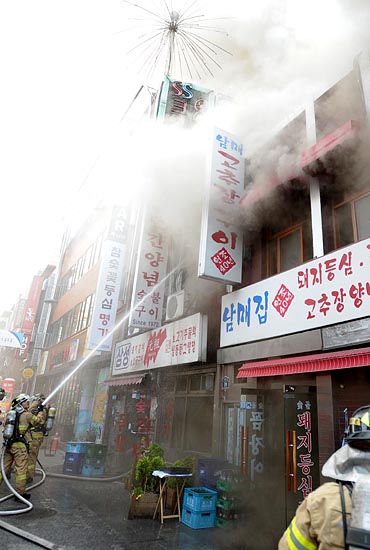  17일 오후 서울 중구 북창동에 위치해 있는 한 식당에서 화재가 발생해 긴급출동한 소방관들이 진화작업을 펼치고 있다.