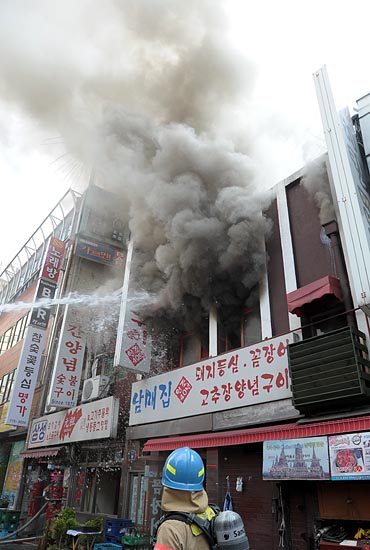  17일 오후 서울 중구 북창동에 위치해 있는 한 식당에서 화재가 발생해 긴급출동한 소방관들이 진화작업을 펼치고 있다.