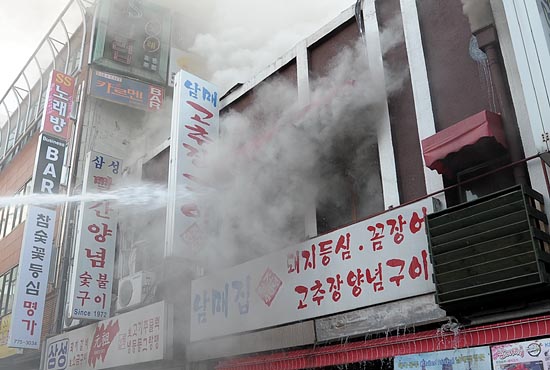  17일 오후 서울 중구 북창동에 위치해 있는 한 식당에서 화재가 발생해 긴급출동한 소방관들이 진화작업을 펼치고 있다.