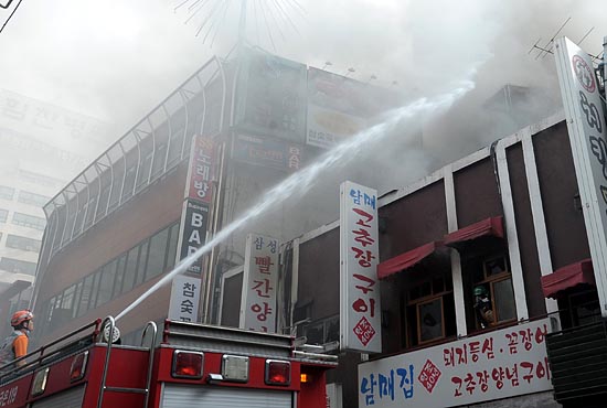  17일 오후 서울 중구 북창동에 위치해 있는 한 식당에서 화재가 발생해 긴급출동한 소방관들이 진화작업을 펼치고 있다.