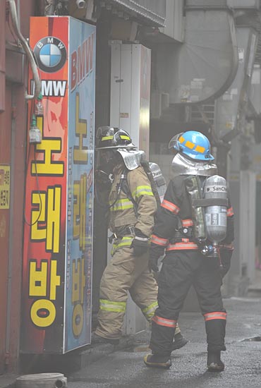  17일 오후 서울 중구 북창동에 위치해 있는 한 식당에서 화재가 발생해 긴급출동한 소방구조관들이 연기가 가득한 인근건물을 수색하기 위해 진입하고 있다.