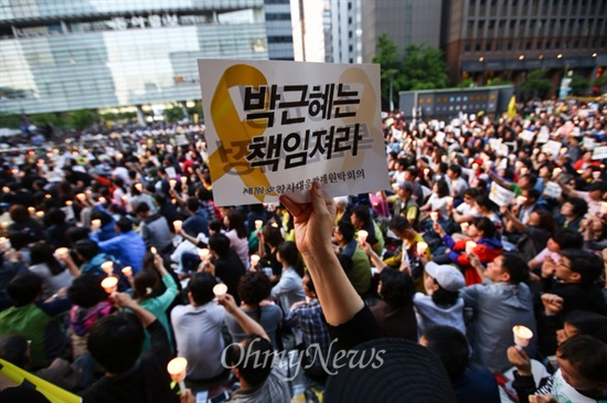 17일 오후 서울 청계광장에서 열린 세월호 침몰 사고 추모 및 진상규명을 위한 범국민촛불행동 행사 모습. 