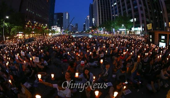   17일 오후 서울 청계광장에서 세월호침몰사고 희생자 추모와 진상규명을 촉구하는 범국민촛불행동집회가 열리고 있다.