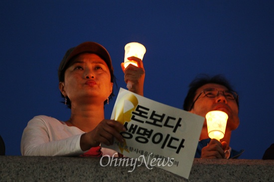 지난 17일 오후 서울 청계광장에서 세월호침몰사고 희생자 추모와 진상규명을 촉구하는 범국민촛불행동집회가 열렸다.
