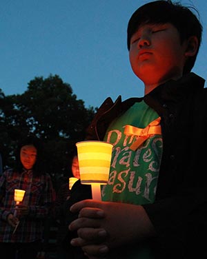 촛불문화제애 참석한 초등학생