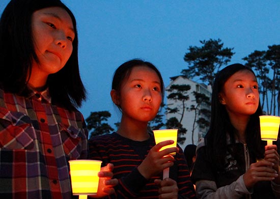 청계마을 촛불문화제에 참석한 여중생들이 세월호 참사로 스러진 오빠, 언니들을 추모하고 있다.