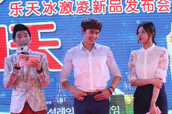  2PM 멤버 닉쿤이 상하이에서 열린 한 아이스크림 프로모션 행사에 참석해 팬들과 소통하고 있다.