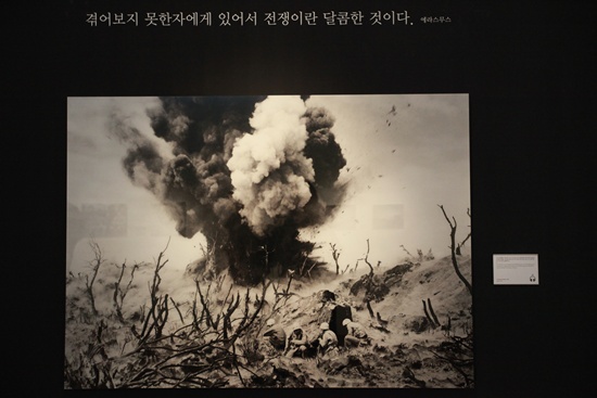 '하나의 역사, 70억의 기억' 라이프사진전에 전시되었던 작품으로 전쟁을 보는 사람과 직접 겪은 사람에 대해 생각하게 한다.