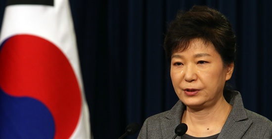 박근혜 전 대통령이 지난 2014년 5월 19일 청와대 춘추관에서 세월호 참사 관련 대국민담화를 발표하며 눈물을 흘리고 있는 모습.
