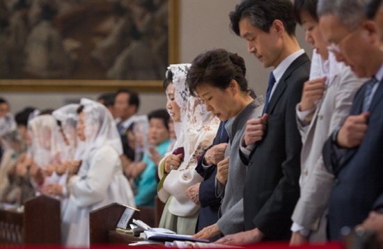 박근혜 대통령이 18일 오후 서울 중구 명동성당에서 열린 세월호 희생자와 유가족을 위한 미사에 참석하고 있다.
