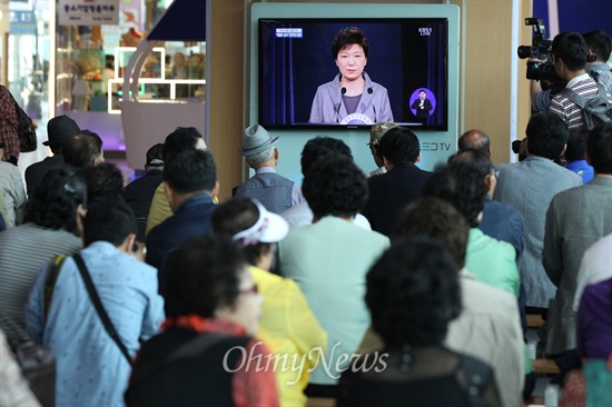 19일 오전 서울역 승강장에서 시민들이 TV를 통해 박근혜 대통령의 대국민 담화문 발표를 지켜보고 있다.