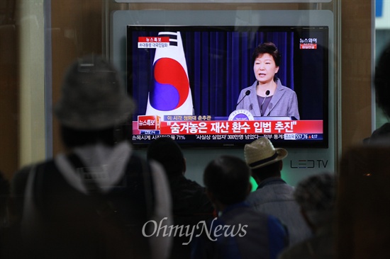 19일 오전 서울역 승강장에서 시민들이 TV를 통해 박근혜 대통령의 대국민 담화문 발표를 지켜보고 있다.