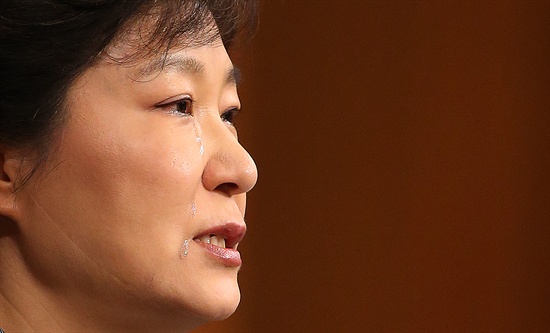 박근혜 대통령이 지난 2014년 5월 19일 오전 청와대 춘추관에서 세월호 참사 관련 대국민담화 발표 도중 의로운 희생자 이름을 부르며 눈물을 흘리고 있다.