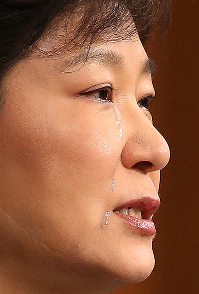 박근혜 대통령이 19일 오전 청와대 춘추관에서 세월호 참사 관련 대국민담화 발표 도중 의로운 희생자 이름을 부르며 눈물을 흘리고 있다.