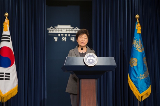 박근혜 대통령이 지난달 19일 오전 청와대 춘추관에서 세월호 참사 관련 대국민담화를 발표하고 있다. 