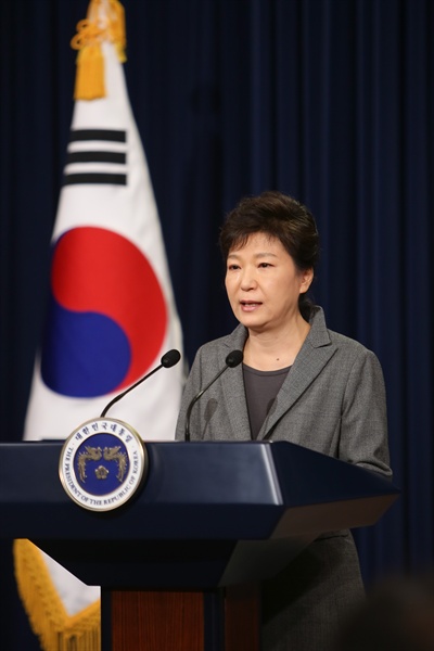 박근혜 대통령이 19일 오전 청와대 춘추관에서 세월호 참사 관련 대국민담화 발표 도중 의로운 희생자 이름을 부르며 눈물을 흘리고 있다.