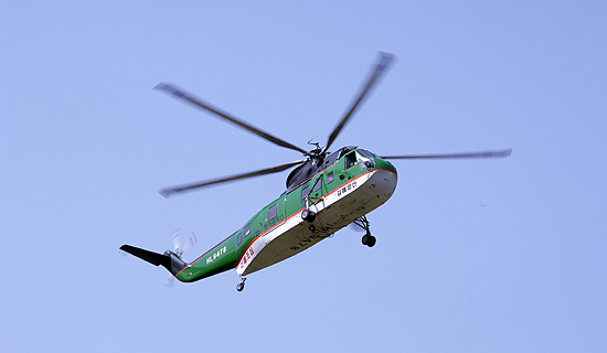 법계사 범종을 나르기 위해 도착하고 있는 헬기. 국내 민간항공 헬기 중 최대 용량이라고 했습니다.