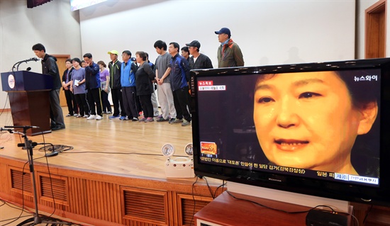 박근혜 대통령이 세월호 참사와 관련한 대국민담화를 발표한 19일 오후 전남 진도군 진도군청에서 세월호 사건 실종자 가족들이 가진 기자회견에서 한 실종자 가족이 눈물을 흘리고 있다.