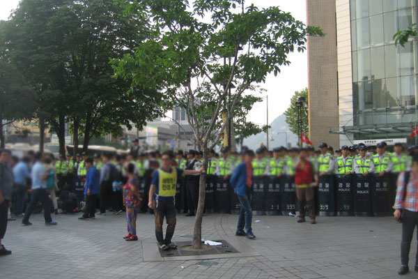 동아일보사 앞을 막아 선 경찰들